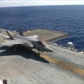 JAV kariuomenė surengė naikintuvų F-35B vertikalaus tūpimo pratybas
