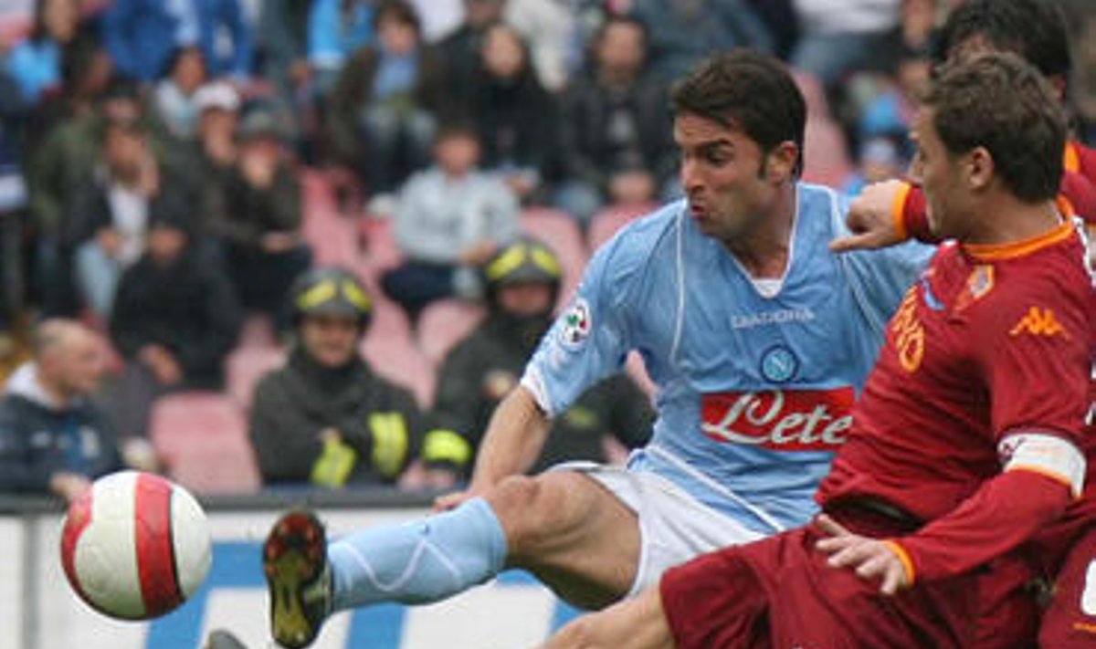 Francesco Totti ("AS Roma", Nr. 10) kovoja dėl kamuolio
