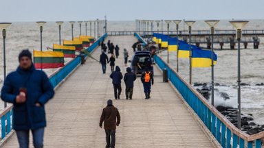 Pajūris siunčia palaikymo žinutę Ukrainai: tiltas papuoštas abiejų valstybių vėliavomis