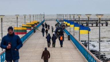Pajūris siunčia palaikymo žinutę Ukrainai: tiltas papuoštas abiejų valstybių vėliavomis