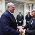 Объятия в Минске Лукашенко и главы Международной федерации хоккея обсуждают и осуждают. И не только в Беларуси