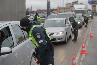 Policija tikrina išvykstančius iš Kauno
