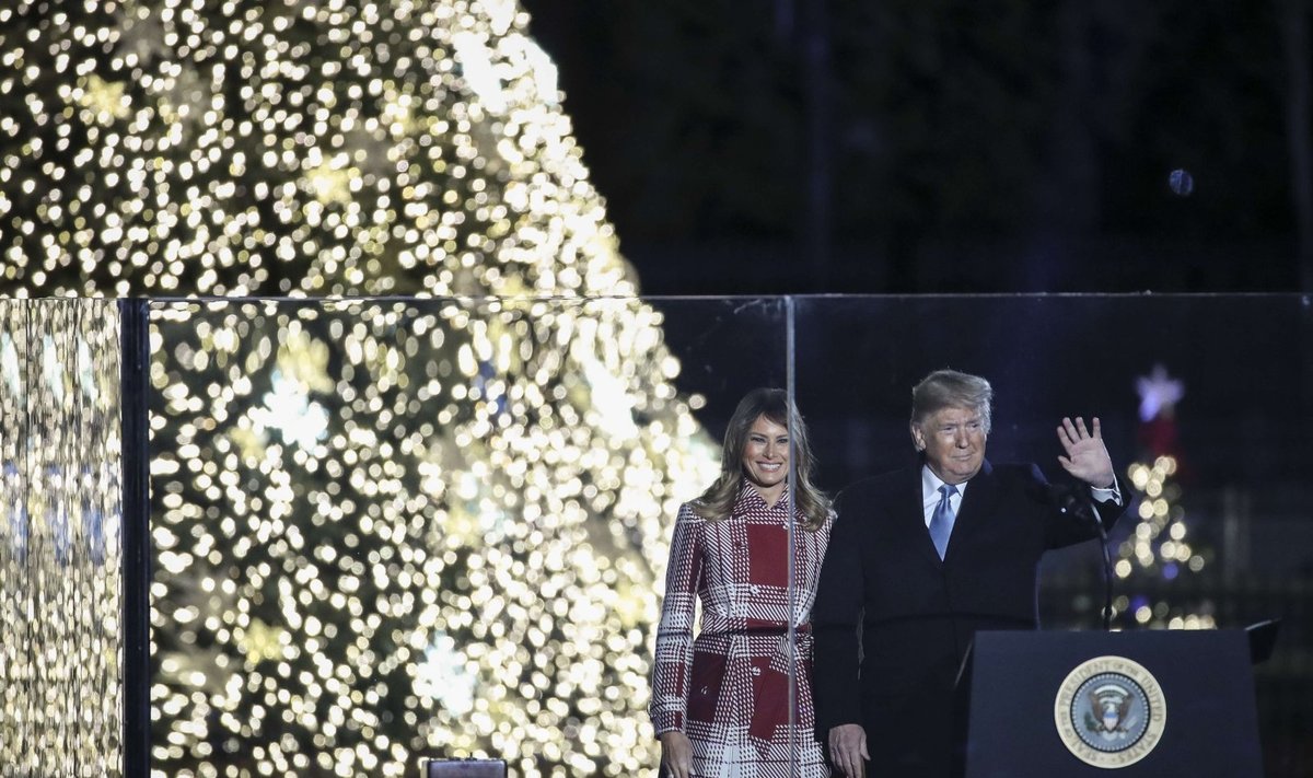 Trumpas su žmona įžiebė pagrindinę JAV Kalėdų eglę