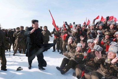 Kim Jong Unas skelbia užkopęs į aukščiausią šalies kalną