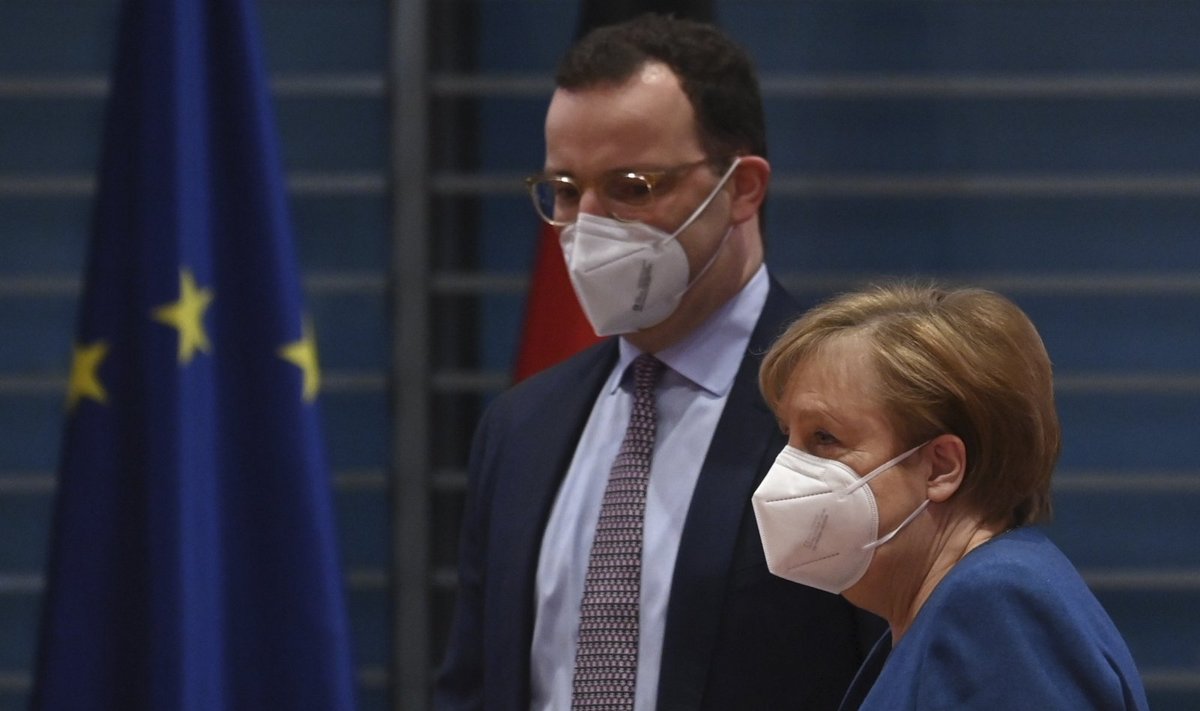 Vokietijos sveikatos ministras Jensas Spahnas ir Angela Merkel