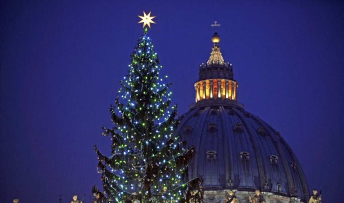 Vatikane įžiebta šimtametė Kalėdų eglė