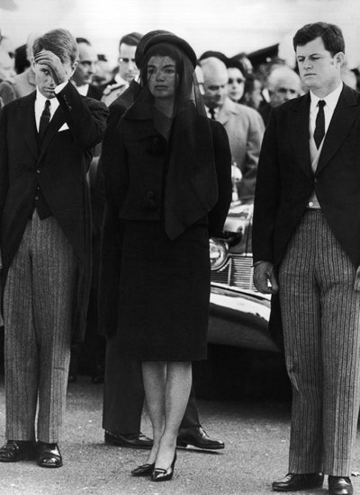 Jacqueline Kennedy su svainiais Tedu ir Robertu Kennedy'iais per JAV prezidento Johno Kennedy'io laidotuves