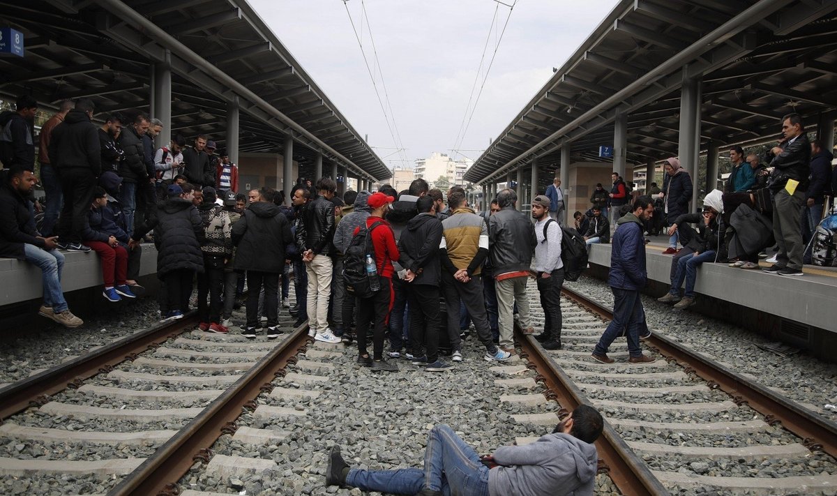 Atėnuose migrantai užėmė geležinkelio stotį, reikalaudami leidimo kirsti sieną