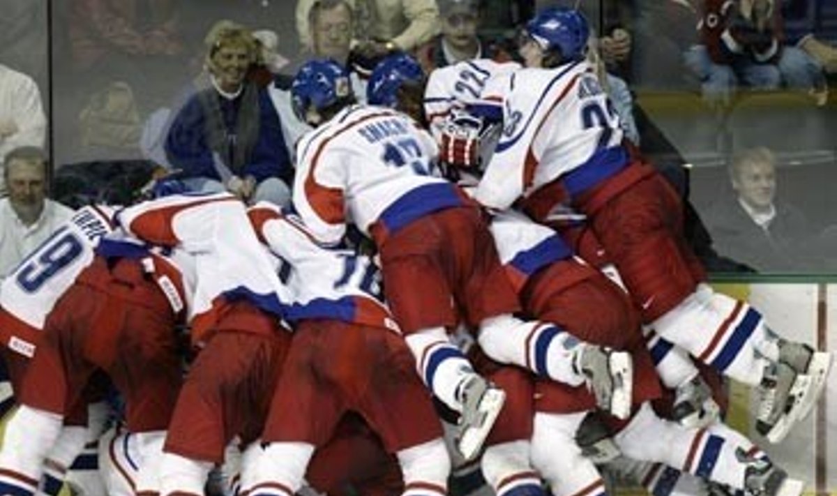 Čekijos jaunimo ledo ritulio rinktinė švenčia pergalę prieš JAV. Čekai kovoje dėl pasaulio čempionato bronzos medalių įveikė čempionų titulą praradusius amerikiečius 3:2.