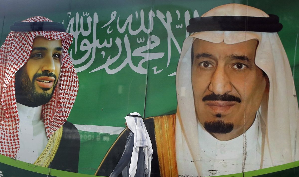 Saudo Arabijos karalius Salmanas (dešinėje) ir jo sūnus kronprincas Mohammedas bin Salmanas