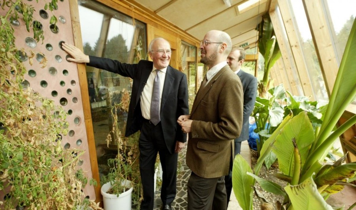 Politikai lankosi viename iš „Earthship“ namų Didžiojoje Britanijoje, pastatytame iš stiklo butelių