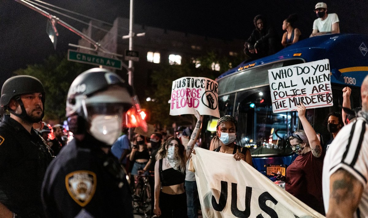 JAV tęsiasi protestai prieš policiją