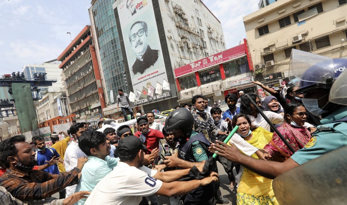 Bangladešo policija panaudojo ašarines dujas ir gumines kulkas prieš protestuotojus