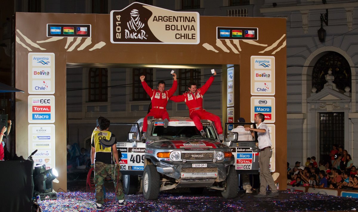 Antanas Juknevičius ir Vytautas Obolevičius ant podiumo (“Žalvaris - Dakar“ komandos nuotr.)