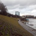 Nufilmuota, kaip ledų nešama barža kliudo senąjį Žvėryno tiltą Vilniuje