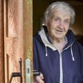 89 metų Elena nustebintų ne tik savo bendraamžius: kasdien naudojasi internetu ir drąsiai sėda už vairo
