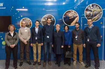 CERN‘e dirbantys lietuviai įsiamžino su Prezidente D.Grybauskaite, kai ji neseniai lankėsi laboratorijoje. D.Abdurachmanovas − trečias iš kairės. Trečia iš dešinės – CERN‘o vadovė Fabiola Gianotti. D. Abdurachmanovo nuotr.