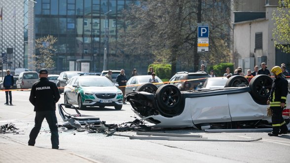 Su BMW iš „Europos“ parkingo iškritusiai moteriai skirta bauda