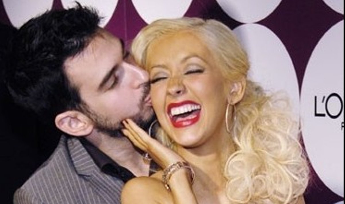 Dainininkę Christiną Aguilerą bučiuoja vyras Jordanas Bratmanas. 