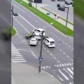 Mergina nufilmavo, kaip pričiuptas girtas vairuotojas, sudaužęs policijos automobilius