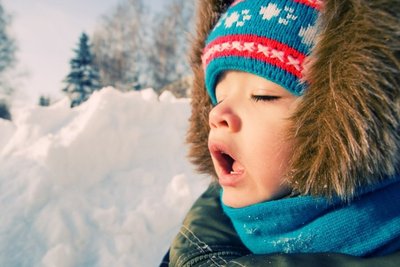 vaikas, berniukas, žiema, sniegas, šaltis, sloga, čiaudulys