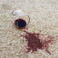 Lengvas būdas pašalinti po švenčių likusias raudonojo vyno dėmes