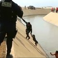 Peru policininkai gelbėjo į kanalą įkritusį šunį