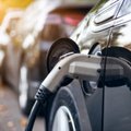 Lietuviai vis dar bijo elektromobilių dėl vienos priežasties: tyrimas parodė, kad gerokai dažniau užsidega visai kito tipo automobiliai