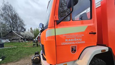 Pranešama apie gaisrą Vilniaus rajone: vienas žmogus žuvo, kitas išvežtas į ligoninę