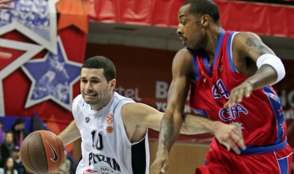 Aleksandras Rašičius (Partizan) veržiasi pro Terence'ą Morrisą (CSKA)