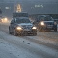 Vairavimo žiemą ypatumai: 5 patarimai, padėsiantys išvengti netikėtumų kelyje