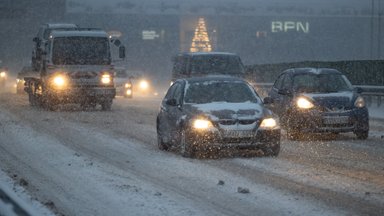 Vairavimo žiemą ypatumai: 5 patarimai, padėsiantys išvengti netikėtumų kelyje