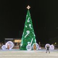 Prieš šventes panevėžiečiai buriuojasi šalia miesto Kalėdų eglės: jau gyvena šventine nuotaika