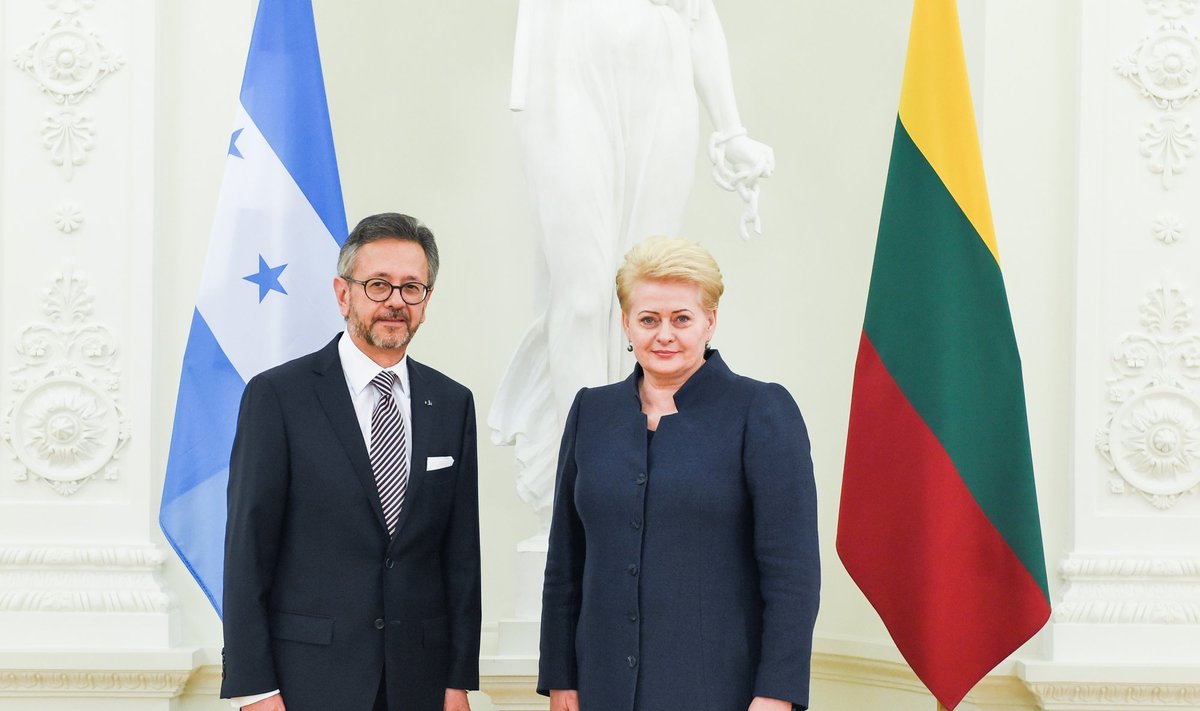 Honduran Ambassador Roberto Flores Bermudez and President Dalia Grybauskaitė