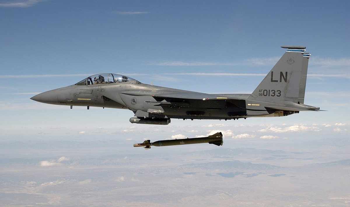F-15E kovos lėktuvas paleidžia GBU-28 „bunkerių naikintoją“