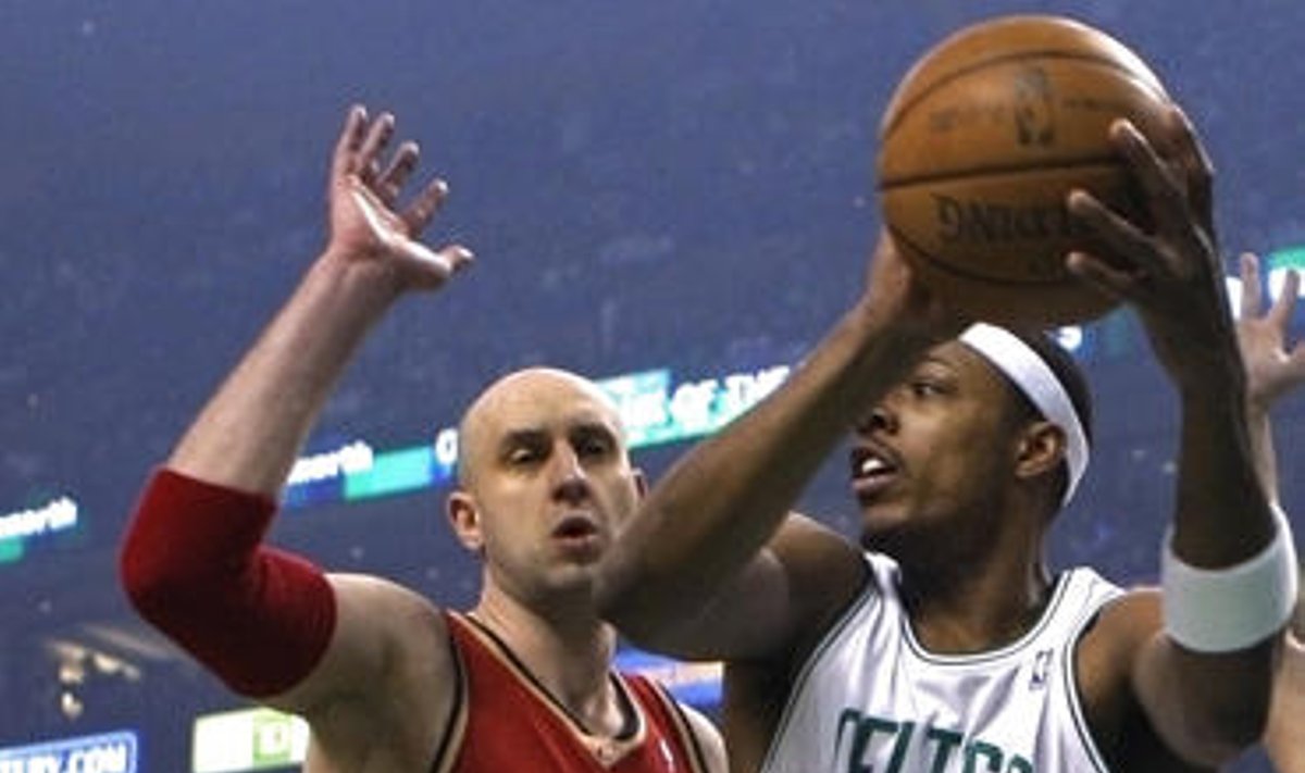 Žydrūnas Ilgauskas ("Cavaliers") bando stbdyti  Paul Pierce ("Celtics")