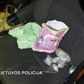 Naktį Vilniuje policija sulaikė narkotikų turėjusią merginą – marihuaną slėpė rankinėje ir kačių ėdalo pakuotėje