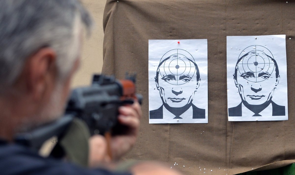 Ukrainos kariai šaudo į taikinį su V. Putino atvaizdu