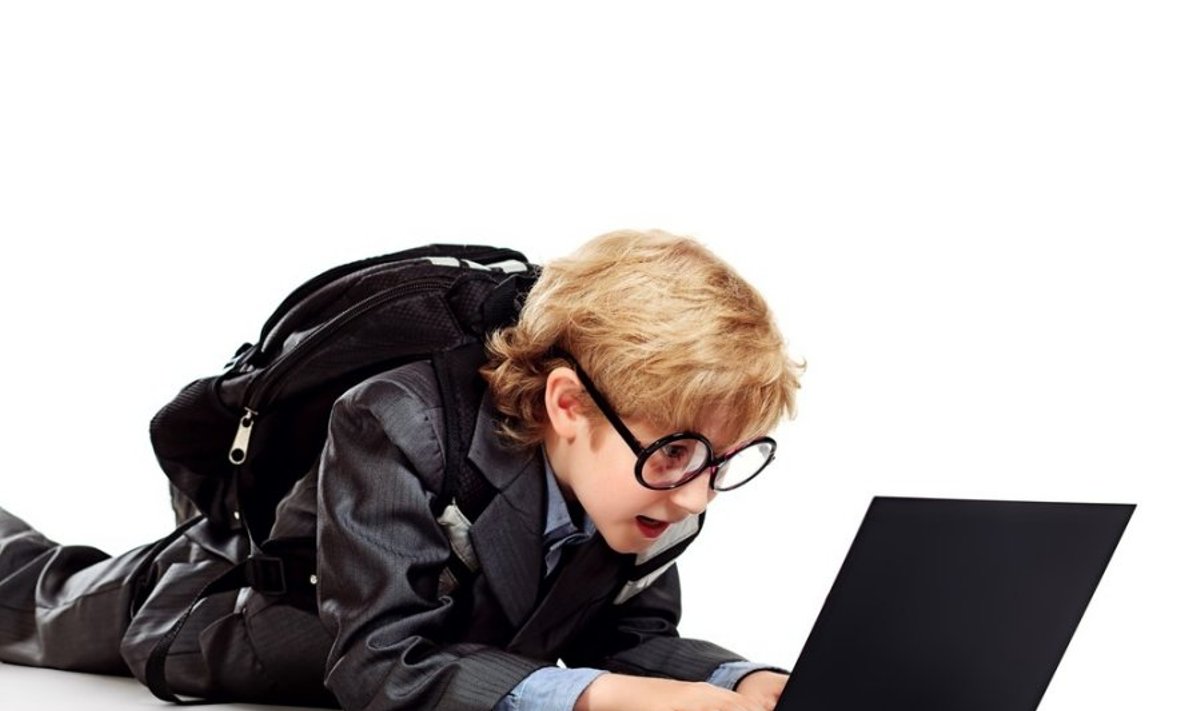 vaikas, berniukas, mokinys, moksleivis,kompiuteris, uniforma, mokykla, akiniai, mokslas