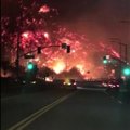 Kalifornijos gyventojai fiksuoja apokaliptinių katastrofų filmus primenančius gaisrų vaizdus