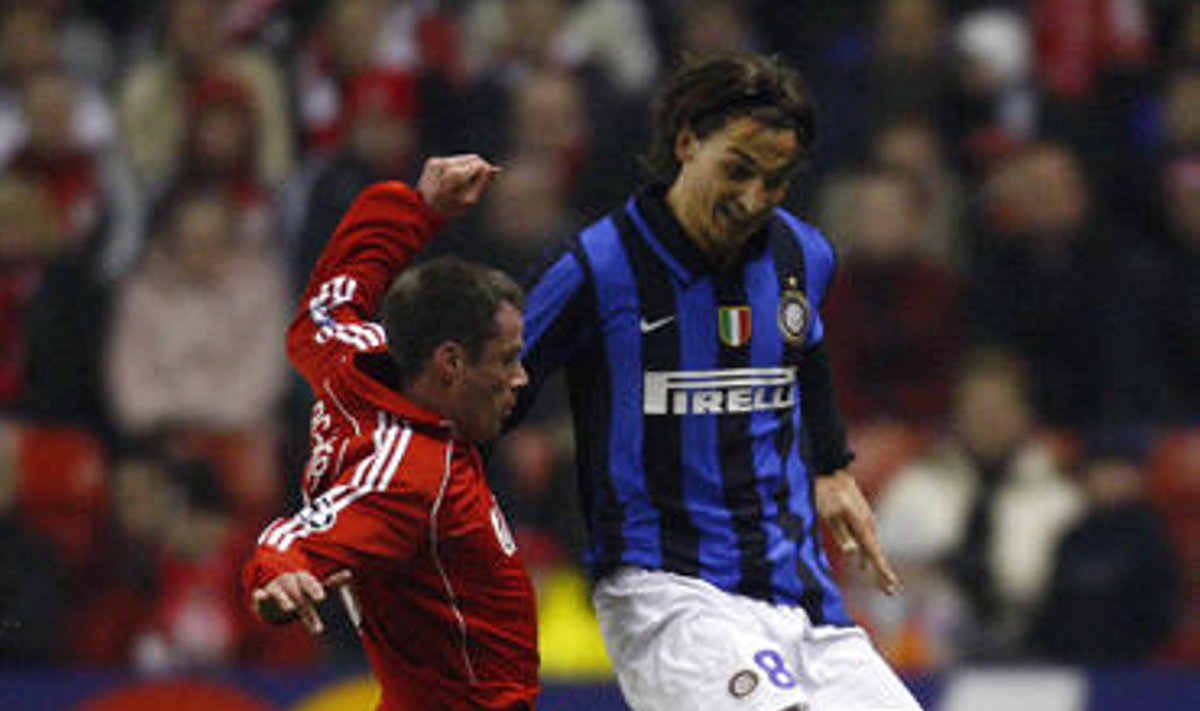 Jamie Carragher ("Liverpool") kovoja su Zlatan Ibrahimovic ("Inter") 