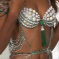 „Victoria's Secret“ modelis J. Tookes pasirodė smaragdais ir deimantais puošta liemenėle