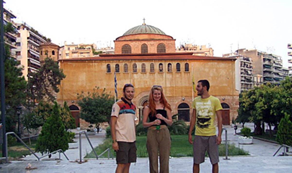 Vietiniai CS klubo nariai vedžioja po savo gimtąjį miestą Graikijoje.