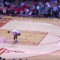 „Rockets“ žaidimas primena parodiją: išmetė kamuolį tiesiai į saviškio užpakalį