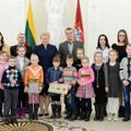 Įteiktos Lietuvos trispalvės išradingai šventusiems šalies gimtadienį