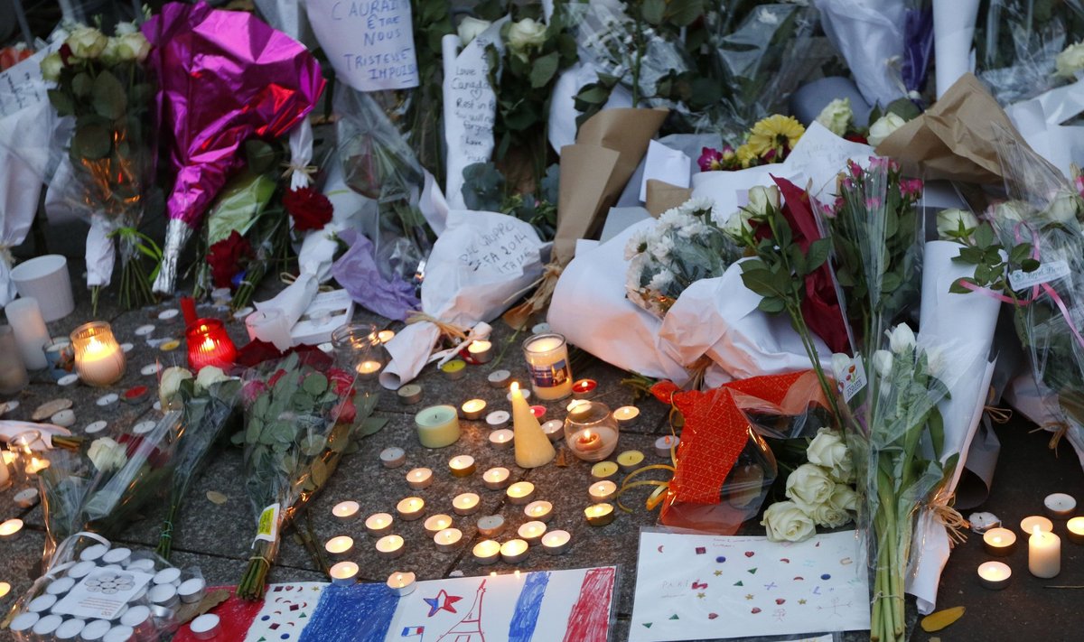 Pasaulis gedi Paryžiaus teroro aukų