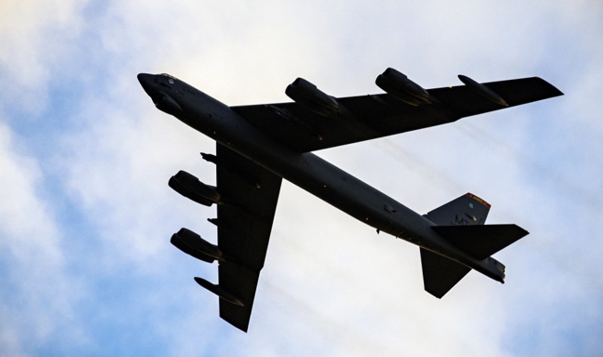 Virš Lietuvos praskrido JAV bombonešis B-52