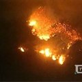 Kalifornijos ugniagesiai kovoja su vėjų genamais miškų gaisrais