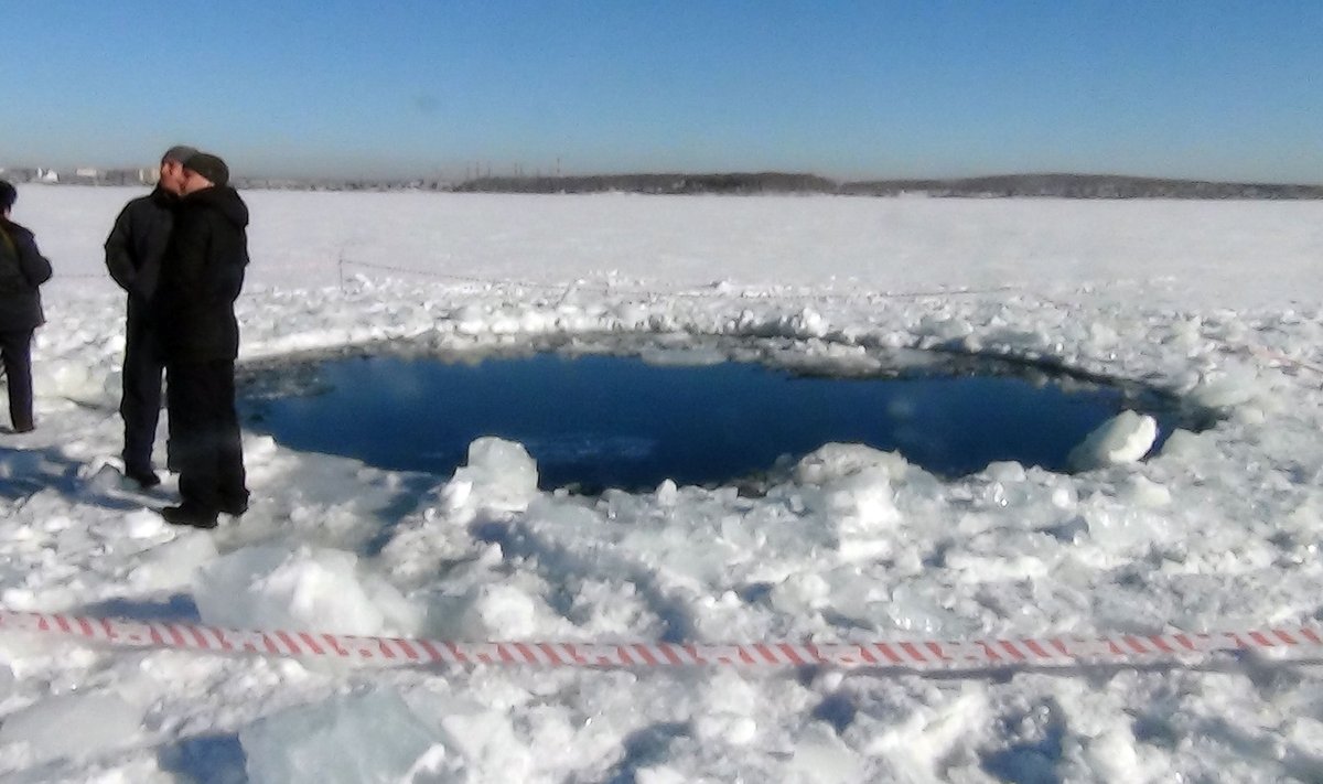Čeliabinsko meteoro palikta skylė Čebarkulo ežero lede