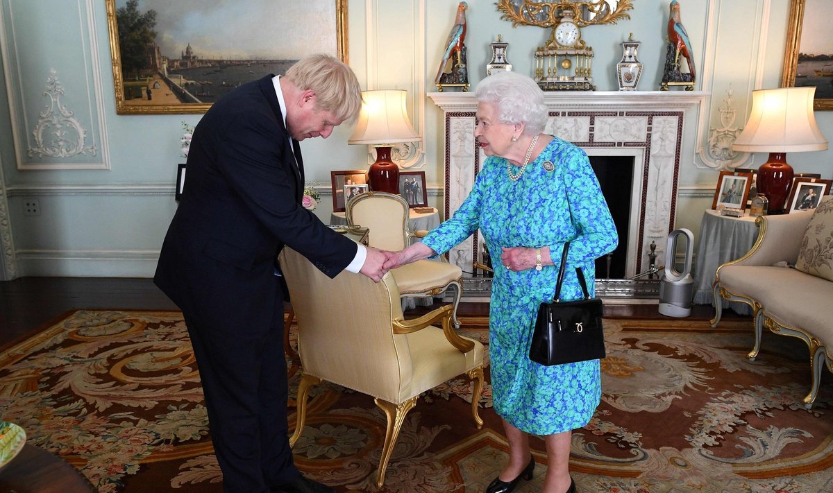 Borisas Johnsonas ir karalienė Elžbieta II